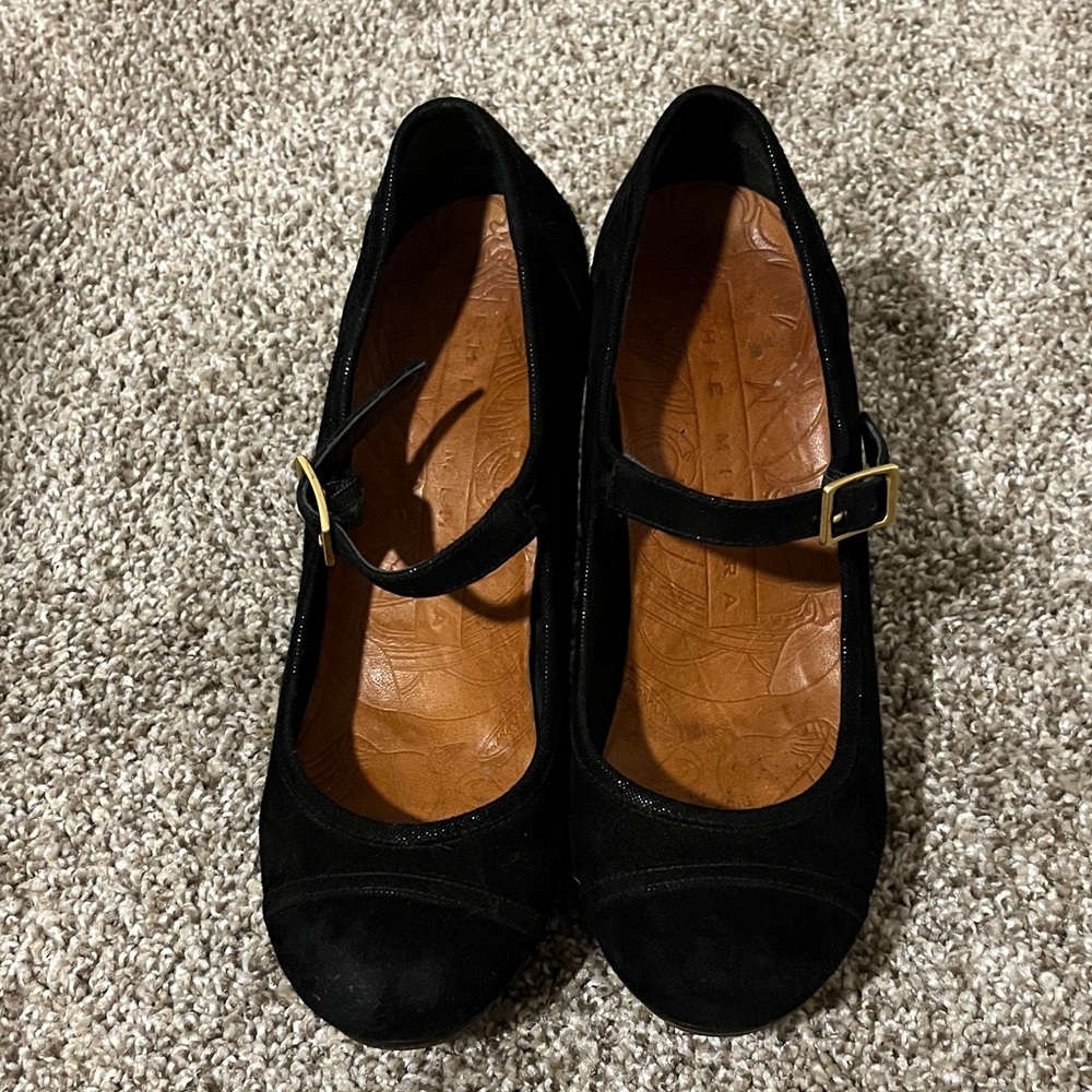 Chie Mihara Black Mary Jane Heels Pumps Size 6 Excellent Condition Gold Buckle - Picture 2 of 4